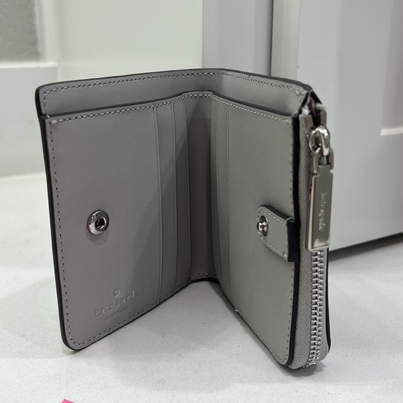 NWT KATE SPADE SM LZP BFLD K9348 SAFFIANO PVC PLATNUM GR (020) TOL SCHUYLER - Picture 3 of 5